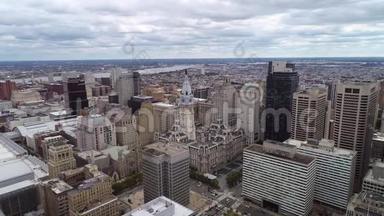 风景优美的费城城市景观与摩天大<strong>楼市</strong>政厅的背景。 云天五
